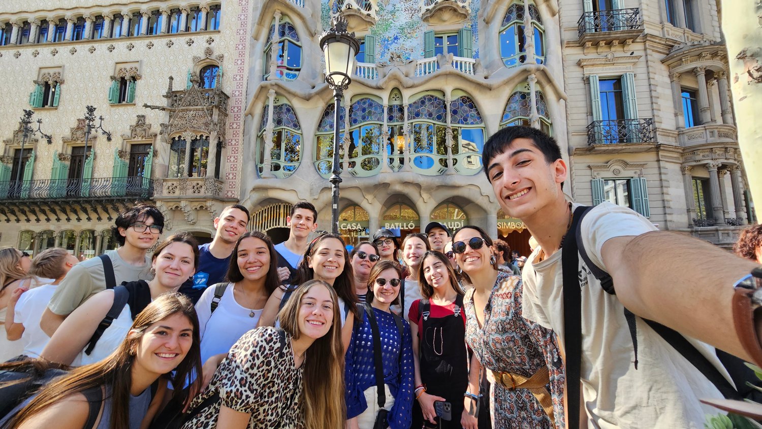 Egresados frente a la Casa Batlló, Barcelona